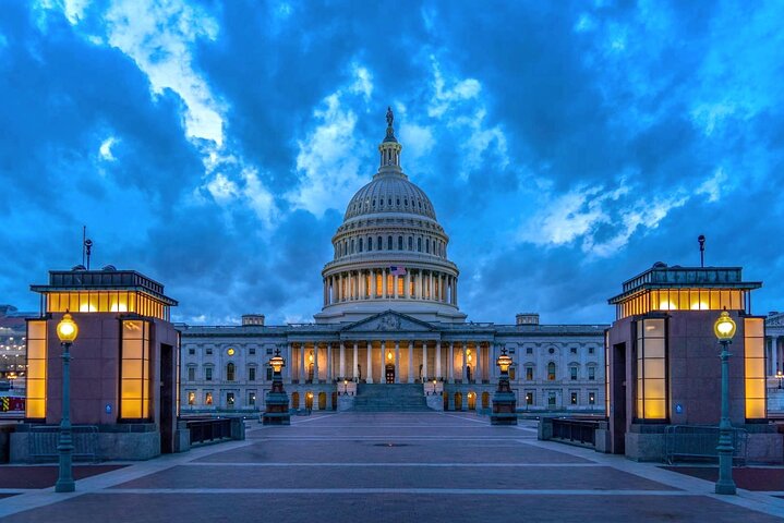 Night tour of Washington DC monuments, including the White House and Lincoln Memorial, with guided commentary, photo 15 | wizardtrip