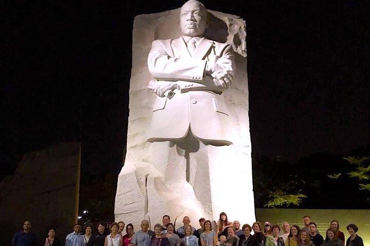Night tour of Washington DC monuments, including the White House and Lincoln Memorial, with guided commentary, photo 16 | wizardtrip
