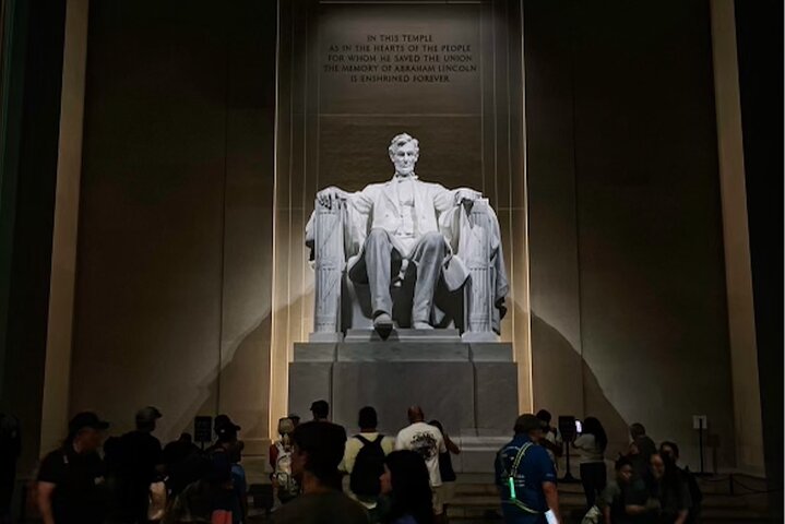 Night tour of Washington DC monuments, including the White House and Lincoln Memorial, with guided commentary, photo 20 | wizardtrip