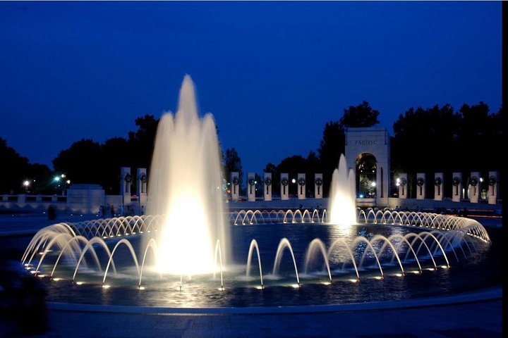 Night tour of Washington DC monuments, including the White House and Lincoln Memorial, with guided commentary, photo 22 | wizardtrip