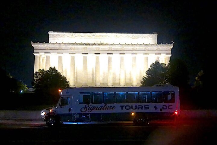 Night tour of Washington DC monuments, including the White House and Lincoln Memorial, with guided commentary, photo 28 | wizardtrip