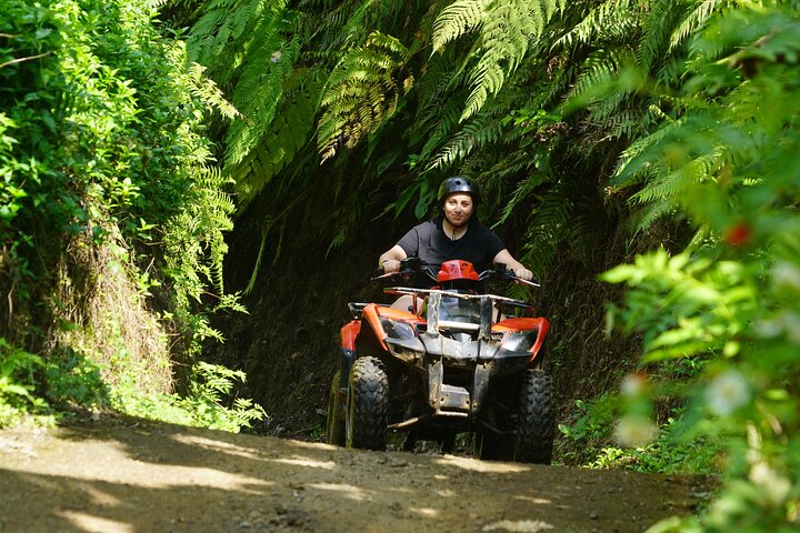 Experimente um emocionante passeio de quadriciclo em Ubud, Indonésia, navegando por trilhas na selva, cavernas e cachoeiras, foto 15 | wizardtrip