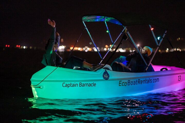 Hyr en självlysande trampbåt i San Diego Bay | wizardtrip