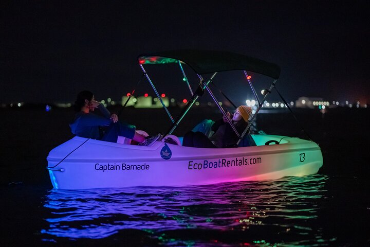 Nattlig pedalbåtutleie i San Diego Bay med neonlys og utsikt over byens skyline, foto 8 | wizardtrip