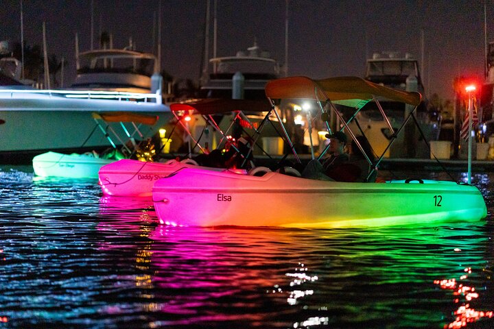 Nattlig pedalbåtutleie i San Diego Bay med neonlys og utsikt over byens skyline, foto 10 | wizardtrip
