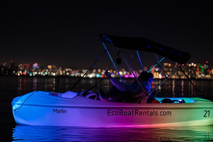 Nattlig pedalbåtutleie i San Diego Bay med neonlys og utsikt over byens skyline, foto 11 | wizardtrip