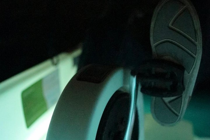 Nattlig pedalbåtutleie i San Diego Bay med neonlys og utsikt over byens skyline, foto 16 | wizardtrip