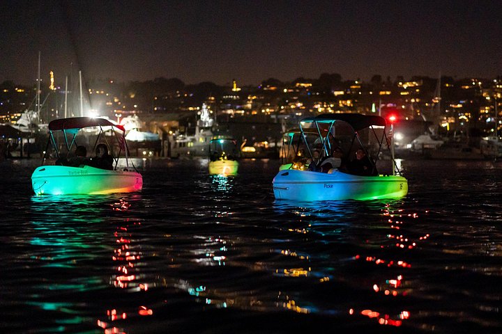Nattlig pedalbåtutleie i San Diego Bay med neonlys og utsikt over byens skyline, foto 17 | wizardtrip