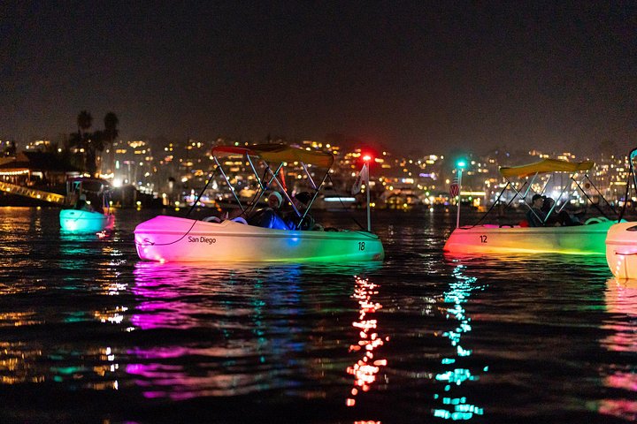 Nattlig pedalbåtutleie i San Diego Bay med neonlys og utsikt over byens skyline, foto 19 | wizardtrip