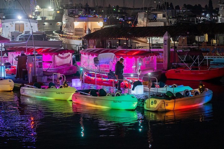 Nattlig pedalbåtutleie i San Diego Bay med neonlys og utsikt over byens skyline, foto 20 | wizardtrip