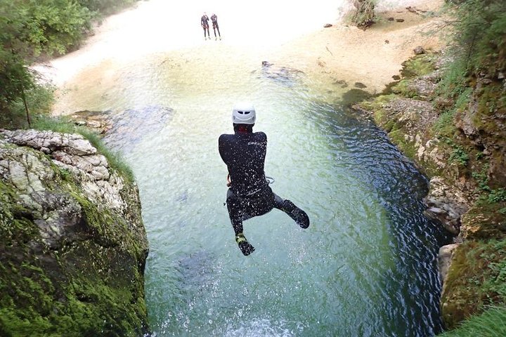 Oplev spændende canyoning-eventyr i de uberørte floder nær Bled, Slovenien, med spring og rapelling, foto 8 | wizardtrip