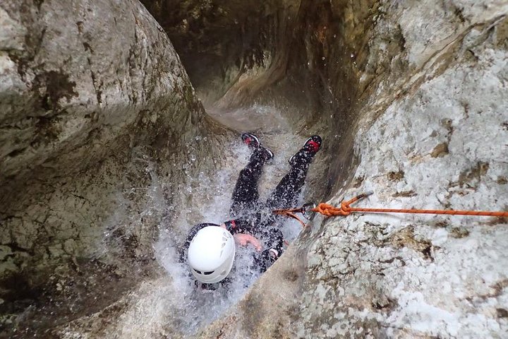 Oplev spændende canyoning-eventyr i de uberørte floder nær Bled, Slovenien, med spring og rapelling, foto 16 | wizardtrip