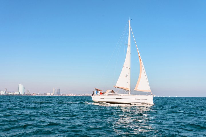 軽食とドリンクと共にバルセロナの海岸線を巡る景色の良いセーリングツアーをお楽しみください、写真9 | wizardtrip