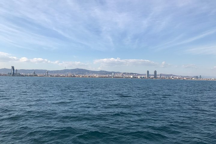 軽食とドリンクと共にバルセロナの海岸線を巡る景色の良いセーリングツアーをお楽しみください、写真11 | wizardtrip