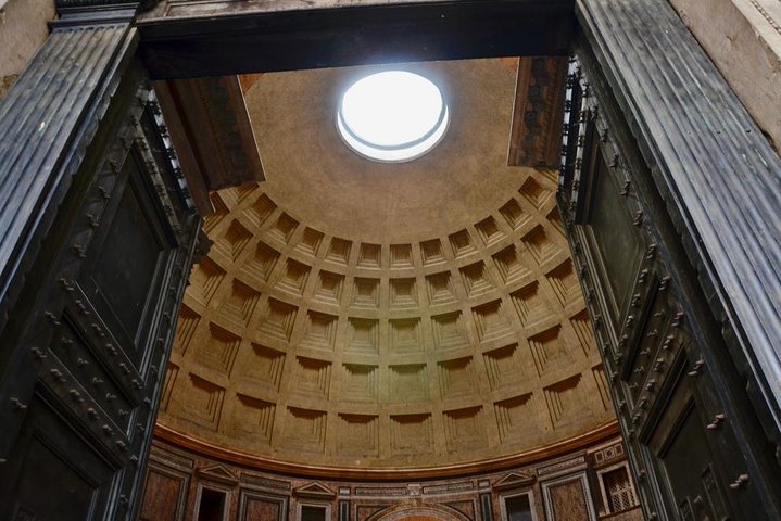 Tour guiado pelo Panteão em Roma, mostrando sua arquitetura antiga e significado histórico, foto 9 | wizardtrip