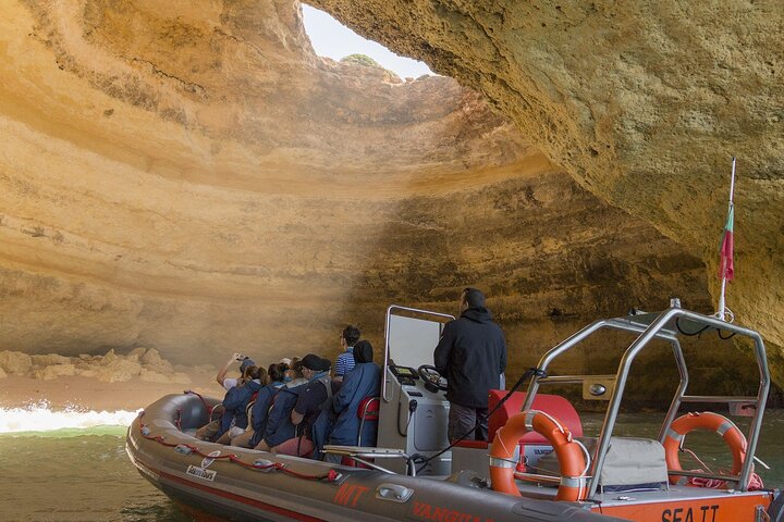Bootstour entlang der Algarve-Küste zur Beobachtung von Delfinen und Höhlen, Abfahrt von Albufeira, Foto 6 | wizardtrip