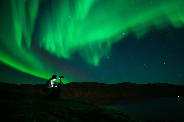 Bekijk de betoverende dans van het noorderlicht tijdens een begeleide minibusjacht vanuit Tromsø, Noorwegen, foto 12 | wizardtrip