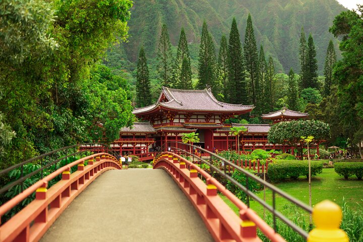 Oahu Majestic Circle Island Tour with Waimea Falls and Byodo Inn | wizardtrip