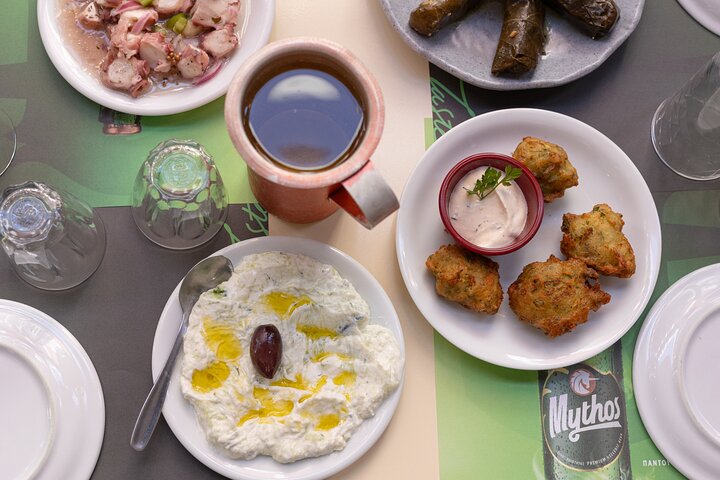 Smak autentisk gresk mat og utforsk Athens livlige nabolag på en guidet kveldstur med matopplevelser, foto 7 | wizardtrip