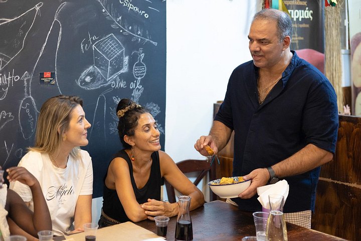 Smak autentisk gresk mat og utforsk Athens livlige nabolag på en guidet kveldstur med matopplevelser, foto 10 | wizardtrip
