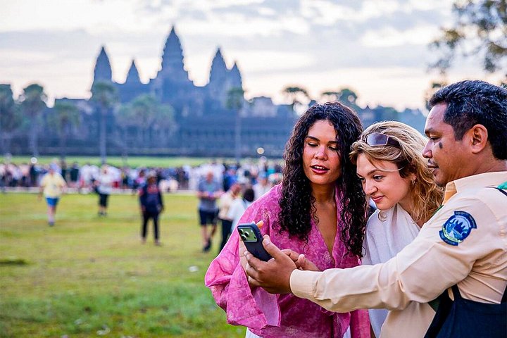 Explore the ancient temples of Angkor Wat, Cambodia, including sunrise and iconic structures, photo 1 | wizardtrip