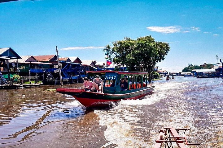 Boat tour of Kampong Phluk floating village on Tonle Sap lake, Siem Reap, photo 16 | wizardtrip