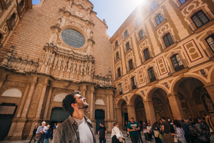 Full-day guided tour from Barcelona to Montserrat, Girona, and Costa Brava, photo 6 | wizardtrip