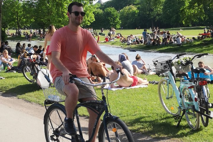晴れた日、グループが中華タワーを通り過ぎながらミュンヘンのイングリッシュガーデンをサイクリングしています、写真9 | wizardtrip