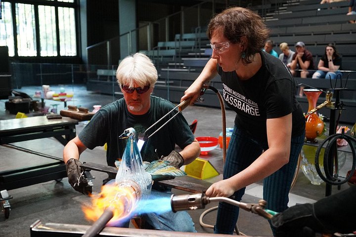 Entdecken Sie das Corning Museum of Glass mit antiker und moderner Glaskunst und Live-Vorführungen in Rochester, NY, Foto 8 | wizardtrip