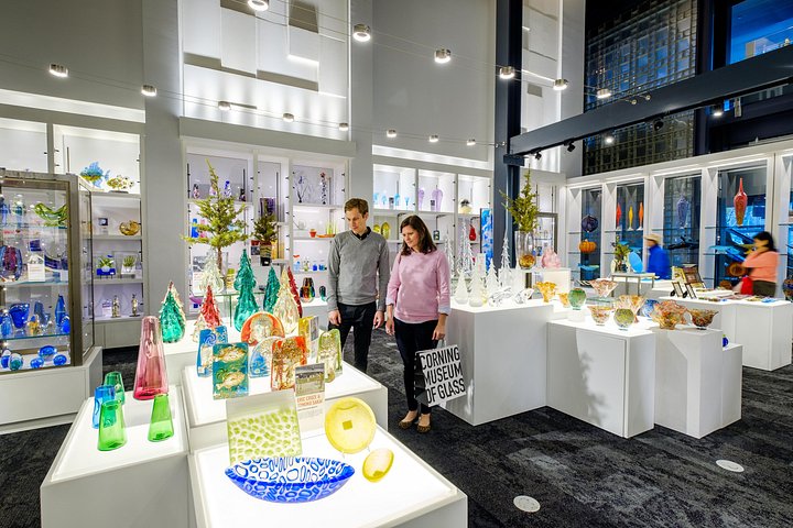 Entdecken Sie das Corning Museum of Glass mit antiker und moderner Glaskunst und Live-Vorführungen in Rochester, NY, Foto 9 | wizardtrip