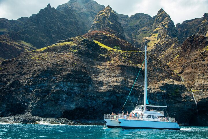 Deluxe Na Pali Coast snorkel cruise in Kauai, USA, featuring stunning cliffs and ocean activities, photo 6 | wizardtrip