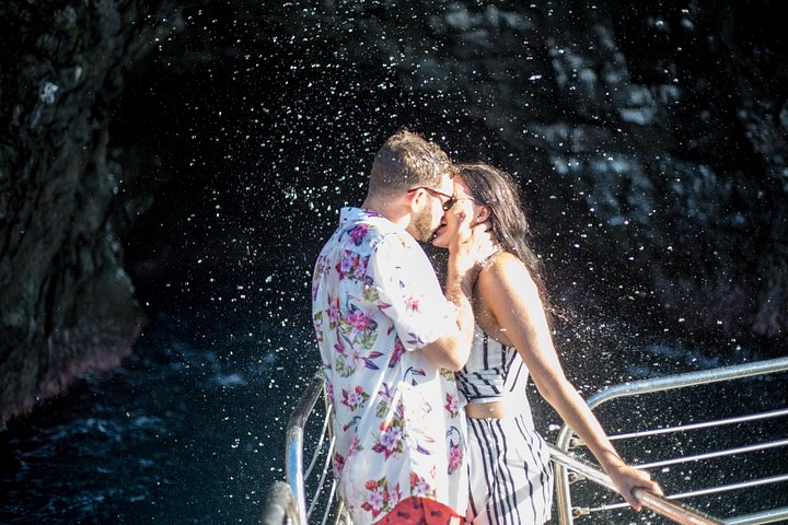 Deluxe Na Pali Coast snorkel cruise in Kauai, USA, featuring stunning cliffs and ocean activities, photo 7 | wizardtrip