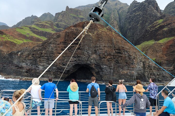 Deluxe Na Pali Coast snorkel cruise in Kauai, USA, featuring stunning cliffs and ocean activities, photo 8 | wizardtrip