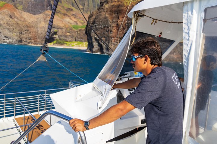 Deluxe Na Pali Coast snorkel cruise in Kauai, USA, featuring stunning cliffs and ocean activities, photo 9 | wizardtrip