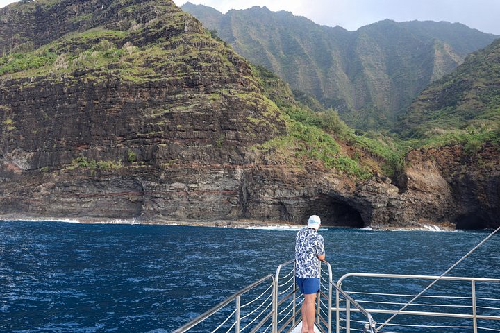 Deluxe Na Pali Coast snorkel cruise in Kauai, USA, featuring stunning cliffs and ocean activities, photo 10 | wizardtrip