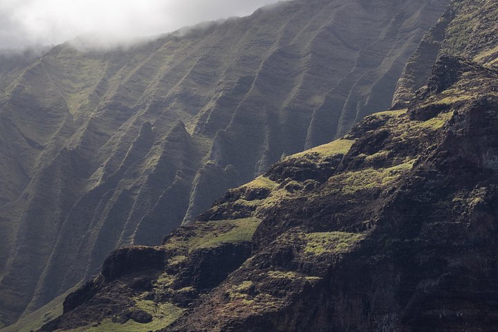 Deluxe Na Pali Coast snorkel cruise in Kauai, USA, featuring stunning cliffs and ocean activities, photo 11 | wizardtrip