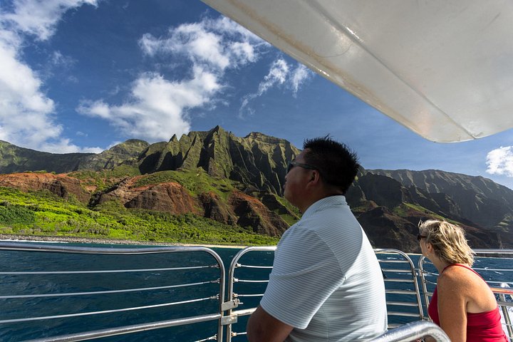 Deluxe Na Pali Coast snorkel cruise in Kauai, USA, featuring stunning cliffs and ocean activities, photo 14 | wizardtrip