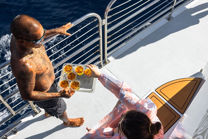 Deluxe Na Pali Coast snorkel cruise in Kauai, USA, featuring stunning cliffs and ocean activities, photo 15 | wizardtrip