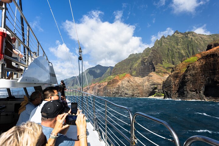 Luxury catamaran sunset cruise along the stunning Na Pali Coast in Kauai, Hawaii, photo 9 | wizardtrip