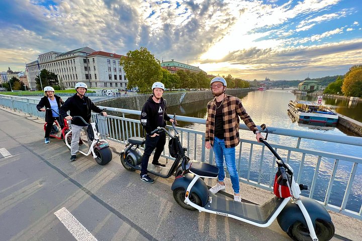 Utforska Prags historiska gator och landmärken på en rolig SCROOSER elsparkcykeltur, foto 7 | wizardtrip