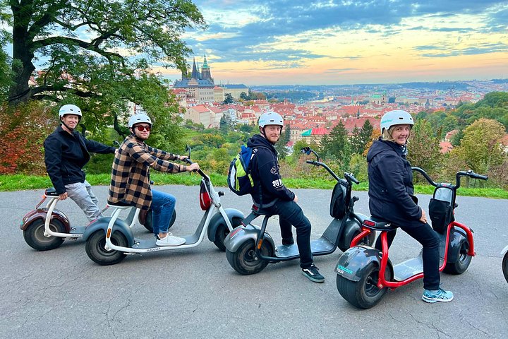 Utforska Prags historiska gator och landmärken på en rolig SCROOSER elsparkcykeltur, foto 9 | wizardtrip