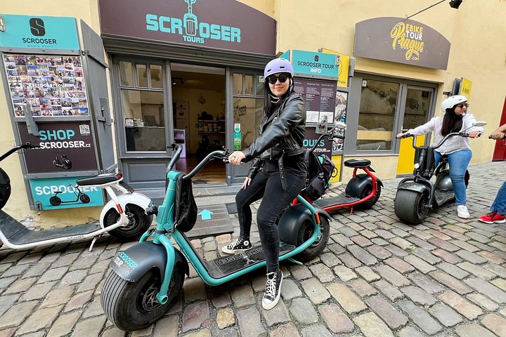 Utforska Prags historiska gator och landmärken på en rolig SCROOSER elsparkcykeltur, foto 12 | wizardtrip