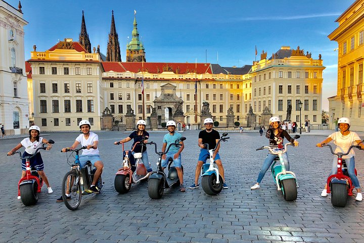 Utforska Prags historiska gator och landmärken på en rolig SCROOSER elsparkcykeltur, foto 14 | wizardtrip