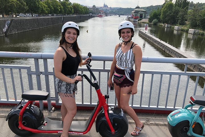 Utforska Prags historiska gator och landmärken på en rolig SCROOSER elsparkcykeltur, foto 15 | wizardtrip