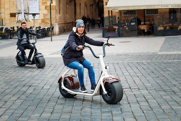 Utforska Prags historiska gator och landmärken på en rolig SCROOSER elsparkcykeltur, foto 16 | wizardtrip
