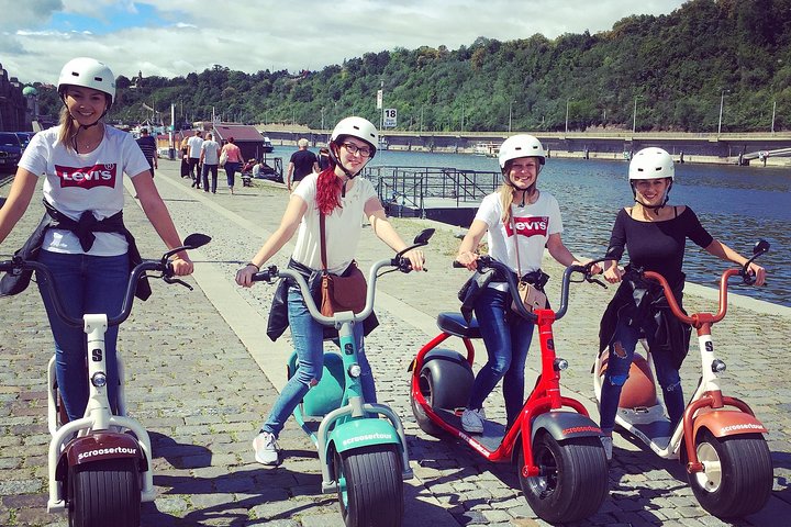 Utforska Prags historiska gator och landmärken på en rolig SCROOSER elsparkcykeltur, foto 23 | wizardtrip