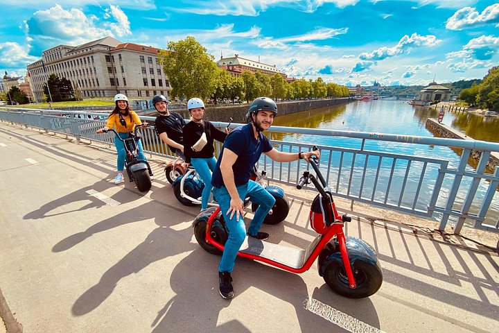 Utforska Prags historiska gator och landmärken på en rolig SCROOSER elsparkcykeltur, foto 25 | wizardtrip