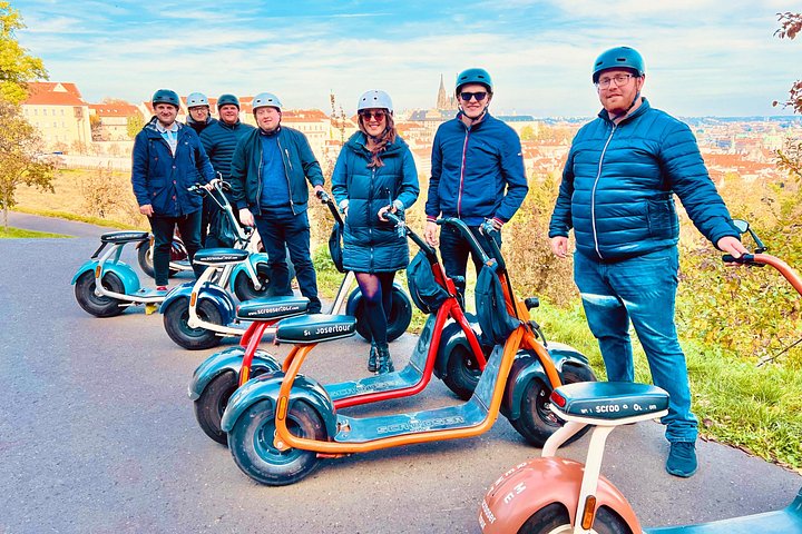 Utforska Prags historiska gator och landmärken på en rolig SCROOSER elsparkcykeltur, foto 26 | wizardtrip