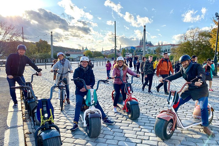 Utforska Prags historiska gator och landmärken på en rolig SCROOSER elsparkcykeltur, foto 29 | wizardtrip
