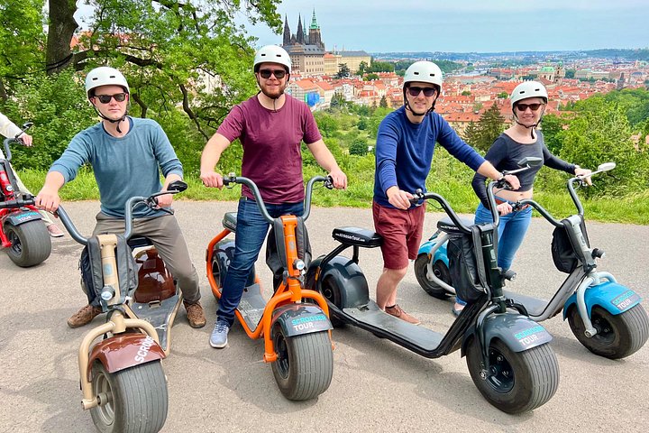 Utforska Prags historiska gator och landmärken på en rolig SCROOSER elsparkcykeltur, foto 32 | wizardtrip